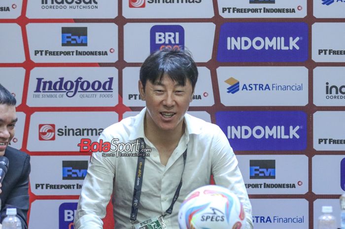 Pelatih timnas Indonesia, Shin Tae-yong, saat hadir dalam sesi jumpa pers di Media Center Stadion Utama Gelora Bung Karno, Senayan, Jakarta, Kamis (12/10/2023).