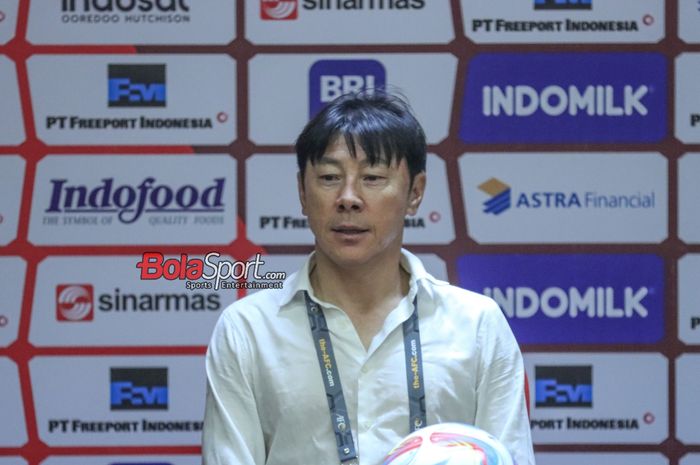 Pelatih timnas Indonesia, Shin Tae-yong, saat hadir dalam sesi jumpa pers di Media Center Stadion Utama Gelora Bung Karno, Senayan, Jakarta, Kamis (12/10/2023).