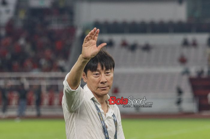 Pelatih timnas Indonesia, Shin Tae-yong, sedang melambaikan tangan kepada fans di Stadion Utama Gelora Bung Karno, Senayan, Jakarta, Kamis (12/10/2023).