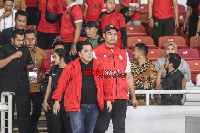Menteri Pemuda dan Olahraga Republik Indonesia, Dito Ariotedjo (kanan) dan Ketua Umum PSSI, Erick Thohir (kiri), saat tiba di Stadion Utama Gelora Bung Karno, Senayan, Jakarta, Kamis (12/10/2023).
