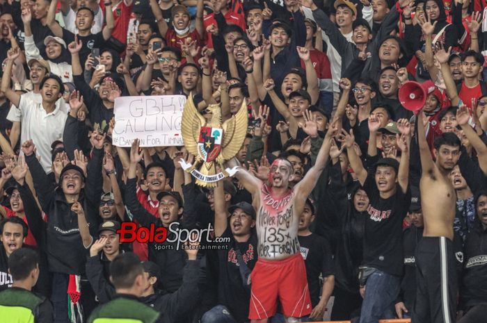 Suporter timnas Indonesia sedang memberikan dukungan dalam duel Kualifikasi Piala Dunia 2026 melawan timnas Brunei Darussalam di Stadion Utama Gelora Bung Karno, Senayan, Jakarta, Kamis (12/10/2023).