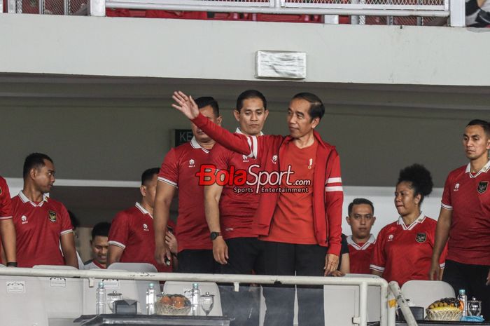 Presiden Republik Indonesia, Joko Widodo alias Jokowi, mengaku akan menonton pertandingan Timnas U-23 Indonesia Vs Irak di kamar saja.