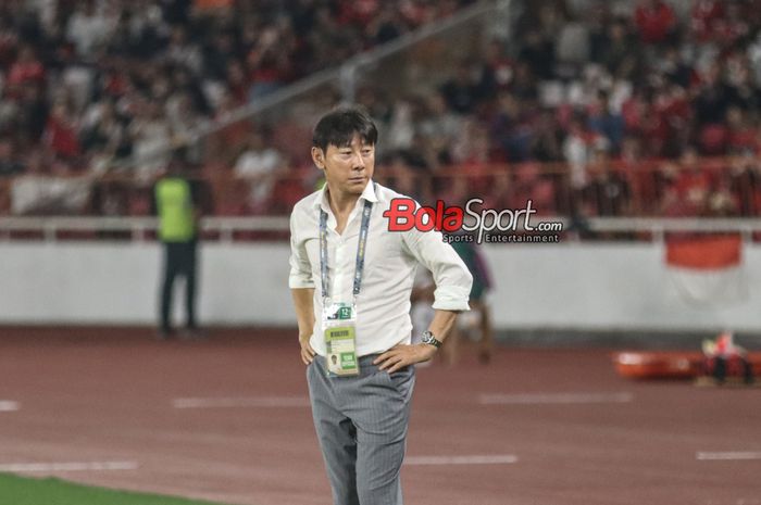 Pelatih timnas Indonesia, Shin Tae-yong, dicurigai hanya mencari-cari kesalahan Nadeo Argawinata agar tak masuk skuad Garuda.