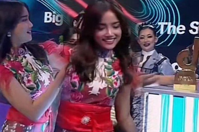 Ekspresi Fuji saat mengambil tropi kemenangannya di depan Aaliyah Massaid.