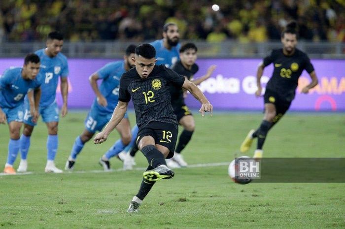 Pemain Timnas Malaysia, Arif Aiman Hanapi, mencetak gol tendangan penalti ke gawang India di Piala Merdeka 2023, Jumat (13/10/2023).