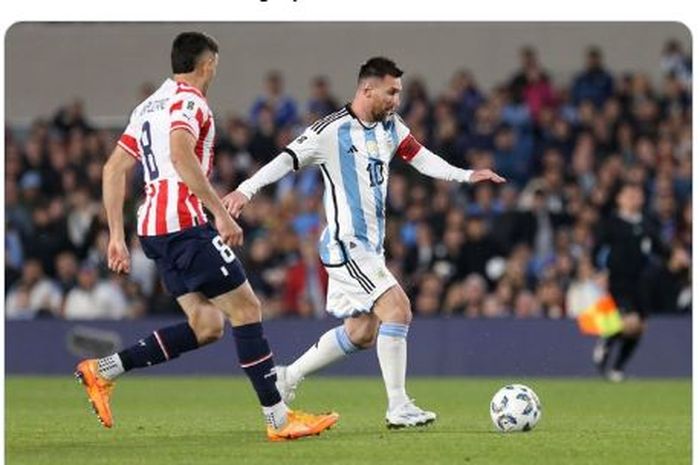 Aksi kapten Timnas Argentina, Lionel Messi, menghadapi Timnas Paraguay dalam laga ketiga Kualifikasi Piala Dunia 2026 zona CONMEBOL.