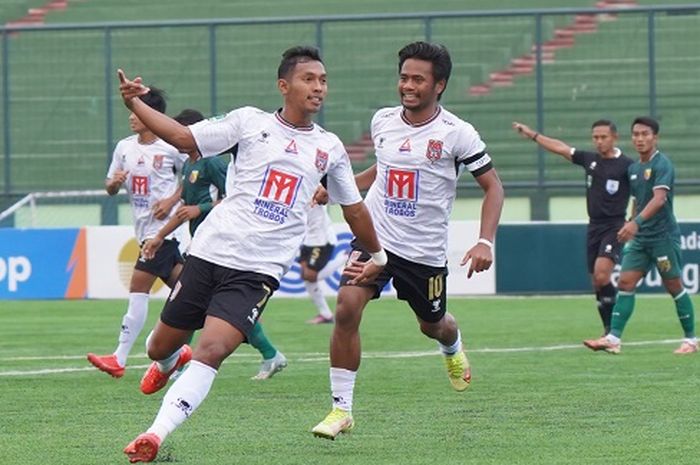 Penyerang Malut United FC, Andreas Crismanto Ado, merayakan gol yang dicetaknya dalam laga Liga 2 melawan Persikab di Stadion Siliwangi, Bandung, Jumat (13/10/2023).