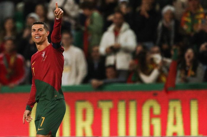 Kapten timnas Portugal, Cristiano Ronaldo, saat mencetak 2 gol dalam laga Kualifikasi Euro 2024 melawan Slovakia (13/10/2023). 