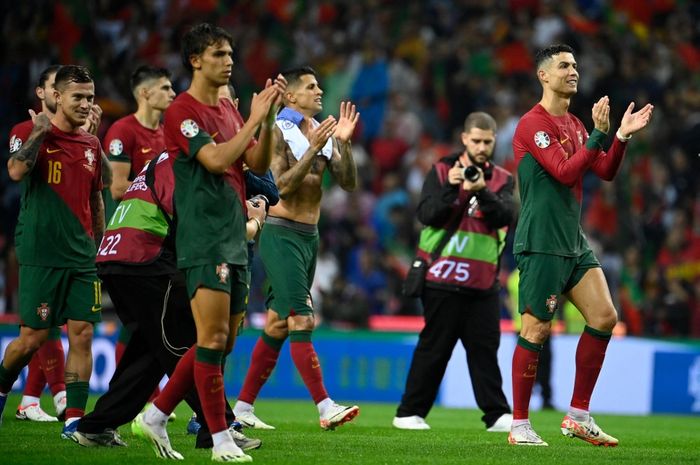 Kapten sekaligus megabintang Timnas Portugal, Cristiano Ronaldo (kanan), membantah rumor dirinya sudah menetapkan waktu pensiun usai lolos ke Piala Eropa dengan mengalahkan Slovakia pada laga Kualifikasi Euro 2024 di Porto (13/10/2023).