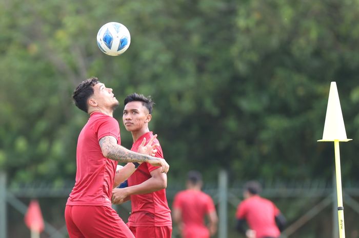 Pemain timnas Indonesia, Shayne Pattynama. saat menjalani sesi latihan di Stadion Padang dan Belapan, Kompleks Olahraga Bandar Seri Begawan, Sabtu (14/10/2023).