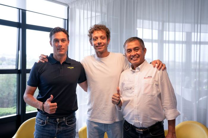 Dari kiri ke kanan, Gianluca Falcioni (CEO Agensi VR46), Valentino Rossi (pemilik tim VR46), dan  Werry Prayogi (Direktur Utama PT Pertamina Lubricants) dalam pengumuman kerja sama di MotoGP.