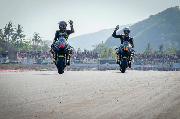 Pembalap Mooney VR46, Marco Bezzecchi (kiri) dan Luca Marini, mencetak podium ganda bagi tim saat sprint MotoGP Indonesia di Sirkuit Mandalika, Lombok, Nusa Tenggara Barat, 14 Oktober 2023.