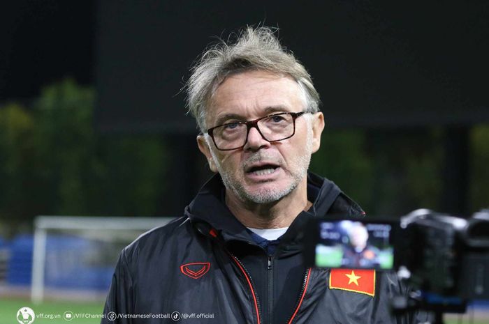 Pelatih Timnas Vietnam, Philippe Troussier. 