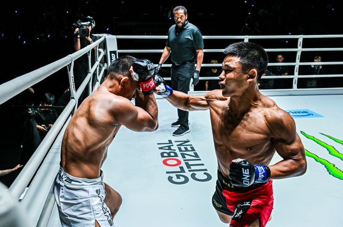 Hu Yong (kanan) saat berduel dengan Eko Roni Saputra di ONE Fight Night 15 pada Sabtu (7/10/2023) di Bangkok.