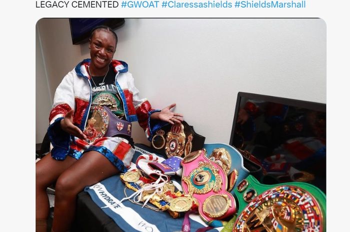Claressa Shields memamerkan sabuk juara yang dipegangnya setelah mengalahkan Savannah Marshall pada 15 Oktober 2022 di London.