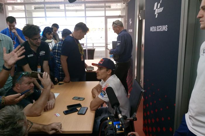 Pembalap Respol Honda, Marc Marquez saat diwawancarai di media scrums MotoGP Indonesia 2023, Jumat (13/10/2023)