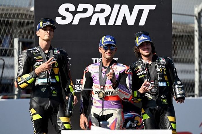 Dari kiri ke kanan, Luca Marini (Mooney VR46), Jorge Martin (Prima Pramac), dan Marco Bezzecchi (Mooney VR46) di podium sprint race MotoGP Indonesia 2023 di Sirkuit Mandalika, Lombok, NTB, Sabtu (15/10/2023).