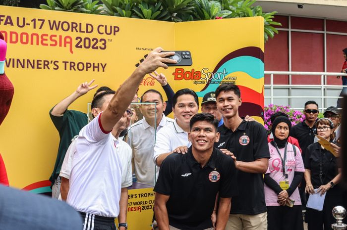 Ketua Umum PSSI, Erick Thohir, bersama sejumlah pemain Persija yakni Cahya Supriadi dan Alfrianto Nico sedang berfoto bersama dengan thropy Piala Dunia U-17 (trofi Piala Dunia U-17) di Bunderan HI, Tanah Abang, Jakarta, Minggu (15/10/2023).