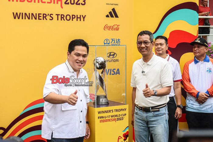Ketua Umum PSSI, Erick Thohir (kiri) dan Penjabat (PJ) Gubernur DKI Jakarta, Heru Budi Hartono (kanan), sedang berfoto bersama dengan thropy Piala Dunia U-17 (trofi Piala Dunia U-17) di Bunderan HI, Tanah Abang, Jakarta, Minggu (15/10/2023).