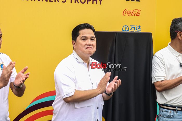 Ketua Umum PSSI, Erick Thohir, saat hadir dalam acara tour thropy Piala Dunia U-17 (trofi Piala Dunia U-17) di Bunderan HI, Tanah Abang, Jakarta, Minggu (15/10/2023).