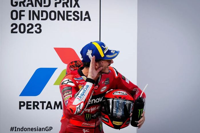 Pembalap Ducati Lenovo, Francesco Bagnaia, merayakan kemenangan pada balapan MotoGP Indonesia di Sirkuit Mandalika, Lombok, Nusa Tenggara Barat, 15 Oktober 2023.