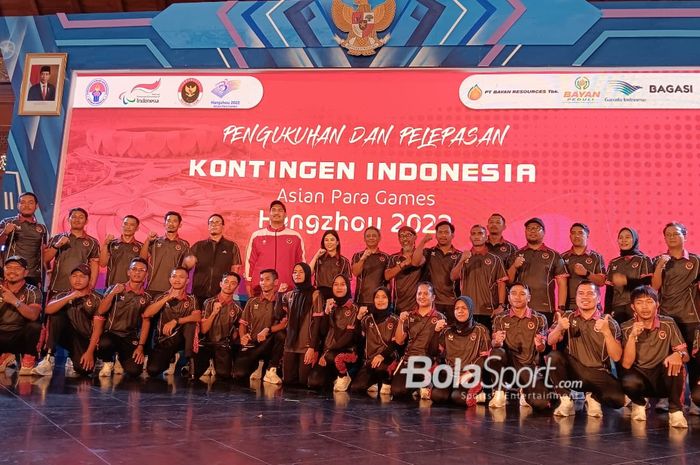 Kontingen Indonesia untuk Asian Para Games 2022 dikukuhkan dalam upacara di Balai Kota Surakarta, Jawa Tengah, 14 Oktober 2023.