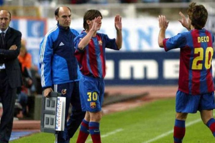 Momen Lionel Messi menggantikan Deco dalam laga debutnya buat Barcelona pada 16 Oktober 2004.