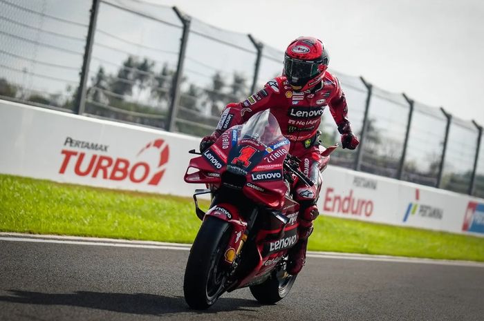 Selebrasi Francesco Bagnaia (Ducati Lenovo) setelah menjuarai MotoGP Indonesia 2023 dengan cara comeback brilian start dari P13, di Sirkuit Mandalika, Lombok, Indonesia, Minggu (15/10/2023)