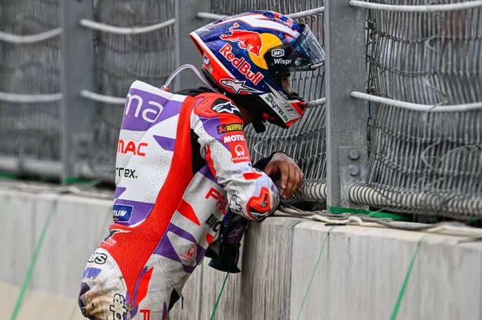 Pembalap Prima Pramac Ducati, Jorge Martin, termenung lesu usai balapannya hancur gara-gara kesalahan sendiri saat memimpin race MotoGP Indonesia 2023 di Sirkuit Mandalika, Lombok, Indonesia, Minggu (15/10/2023)