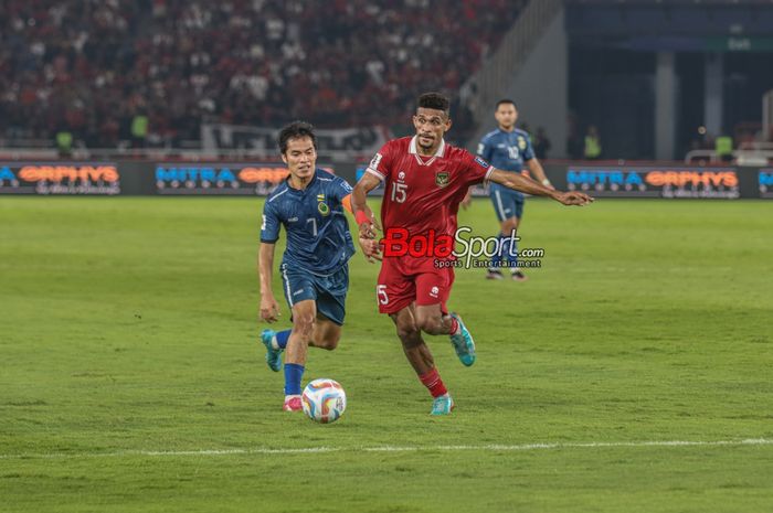 Ricky Kambuaya (kanan) sedang berebut bola dengan Azwan Ali (kiri) dalam laga Pra Kualifikasi Piala Dunia 2026 antara timnas Indonesia versus timnas Brunei Darussalam di Stadion Utama Gelora Bung Karno, Senayan, Jakarta, Kamis (12/10/2023).