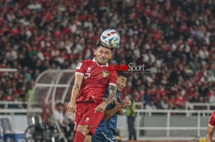 Hariz Danial (kanan) sedang berebut bola dengan Saddil Ramdani (kiri) dalam laga Pra Kualifikasi Piala Dunia 2026 antara timnas Indonesia versus timnas Brunei Darussalam di Stadion Utama Gelora Bung Karno, Senayan, Jakarta, Kamis (12/10/2023).