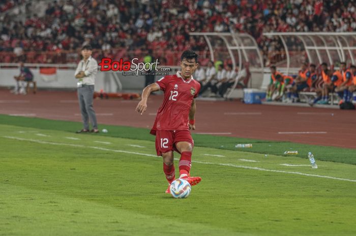 Bek sayap kiri timnas Indonesia, Pratama Arhan, menjadi salah satu pemain paling diandalkan Shin Tae-yong. Ia bahkan lebih banyak tampil atau bermain bersama tim nasional alih-alih dengan klub. 