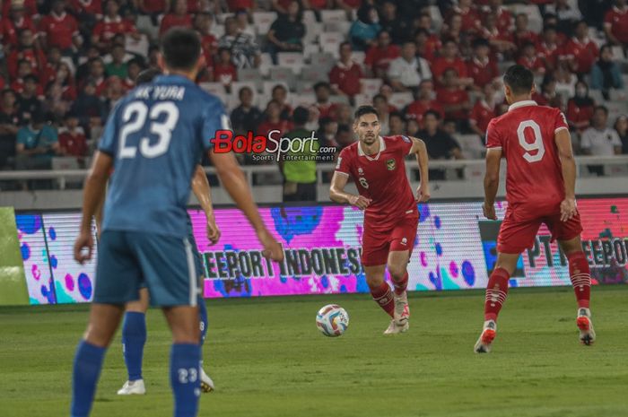 Pemain naturalisasi timnas Indonesia, Sandy Walsh (tengah), sedang menguasai bola saat bertanding di Stadion Utama Gelora Bung Karno, Senayan, Jakarta, Kamis (12/10/2023).