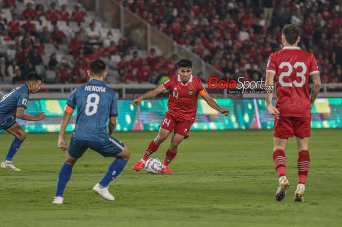 Bek sayap kanan timnas Indonesia, Asnawi Mangkualam Bahar (tengah), sedang menguasai bola saat bertanding di Stadion Utama Gelora Bung Karno, Senayan, Jakarta, Kamis (12/10/2023).