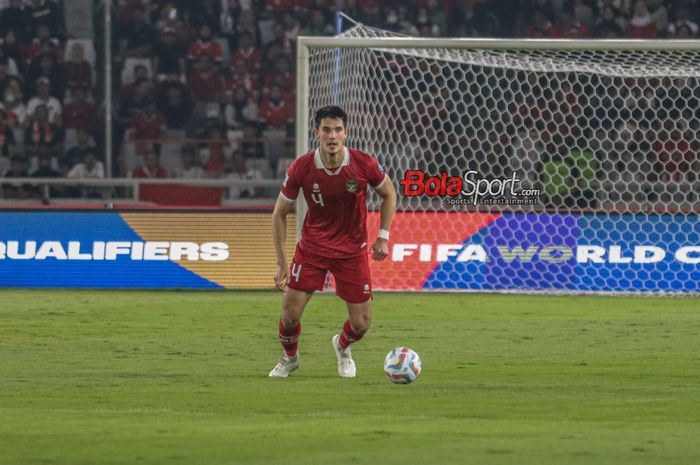 Bek timnas Indonesia, Elkan Baggott, sedang menguasai bola saat bertanding di Stadion Utama Gelora Bung Karno, Senayan, Jakarta, Kamis (12/10/2023).