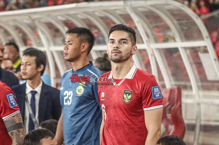 Pemain naturalisasi timnas Indonesia, Sandy Walsh (kanan), turut jelaskan cedera parah yang dialaminya.