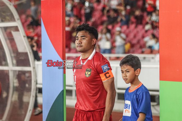 Kapten timnas Indonesia, Asnawi Mangkualam Bahar (kiri), saat hadir bersama player escort di Stadion Utama Gelora Bung Karno, Senayan, Jakarta, Kamis (12/10/2023).