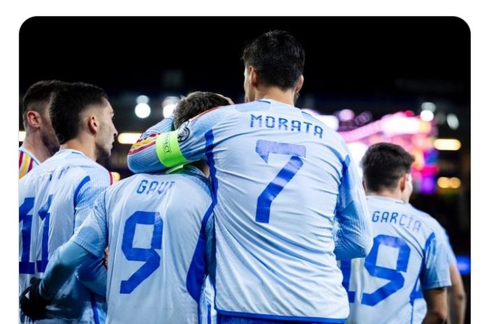 Gelandang tim nasional Spanyol, Gavi (9), merayakan gol dengan Alvaro Morata pada laga Kualifikasi Euro 2024 melawan timnas Norwegia di Stadion Ullevaal, Minggu (15/10/2023).