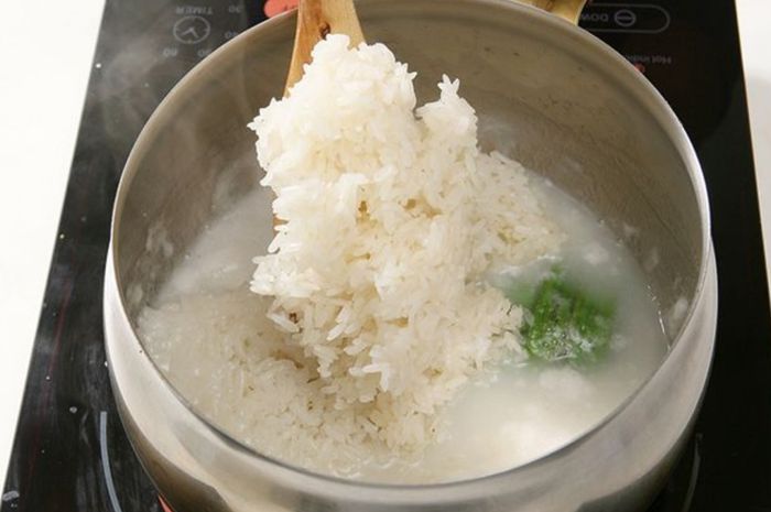 Proses memasak puding teh beras ketan di atas kompor