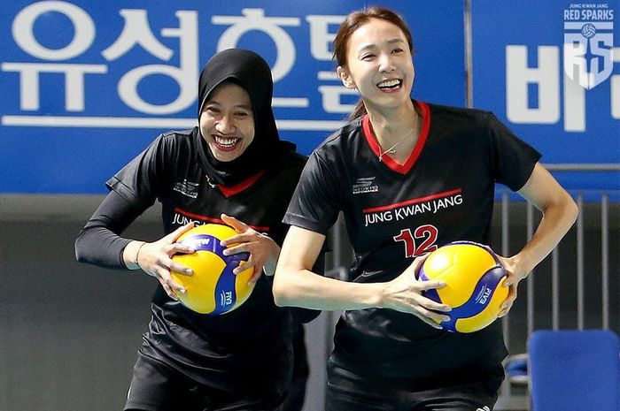 Pebola voli Indonesia, Megawati Hangestri Pertiwi (kiri) bersama Han Songyi (kanan) saat berlatih dalam persiapan liga voli Korea Selatan 