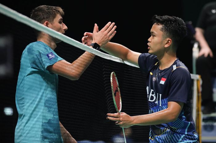 Tunggal putra Indonesia, Anthony Sinisuka Ginting, bersalaman dengan Christo Popov dari Prancis setelah pertandingan babak pertama Denmark Open 2023 di Jyske Bank Arena, Odense, Denmark, 17 Oktober 2023.