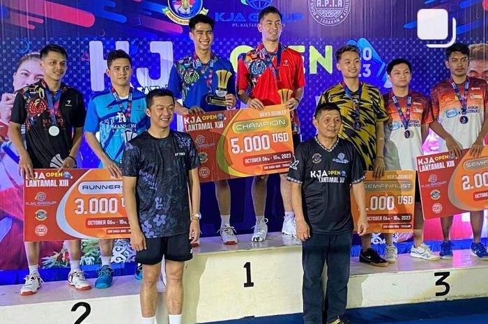 Suasana penyerahan hadiah oleh legenda bulutangkis Indonesia, Taufik Hidayat pada turnamen KJA Open 2023, yang diselenggarakan di GOR Naga Mas, Tarakan, Kalimantan Utara, Selasa (10/10/2023).