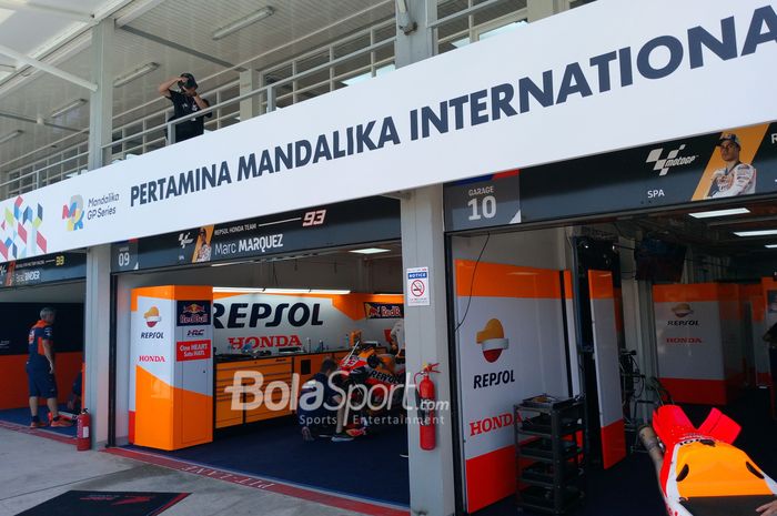 Suasana di depan Paddock Repsol Honda pada MotoGP Indonesia 2023