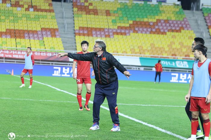 Pelatih Timnas Vietnam, Philippe Troussier, memimpin sesi latihan jelang laga FIFA Matchday Oktober 2023 kontra Korea Selatan.