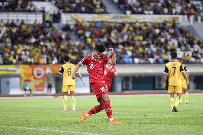 Penyerang timnas Indonesia, Hokky Caraka, melakukan selebrasi setelah mencetak gol ke gawang Brunei Darussalam, Selasa (17/10/2023).