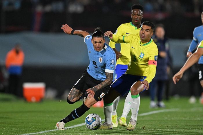 Aksi Darwin Nunez saat menghadapi timnas Brasil pada Kualifikasi Piala Dunia 2026.