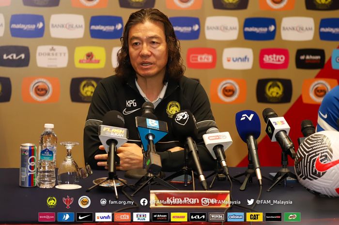 Pelatih Malaysia, Kim Pan-gon, dalam sebuah konferensi pers jelang pertandingan.