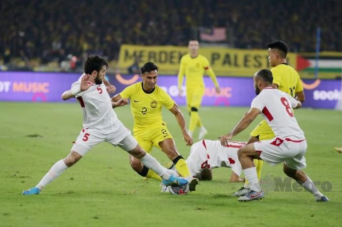 Matthew Davies mencoba melewati pemain Tajikistan pada laga final Piala Merdeka 2023 di Stadion Nasional Bukit Jalil.