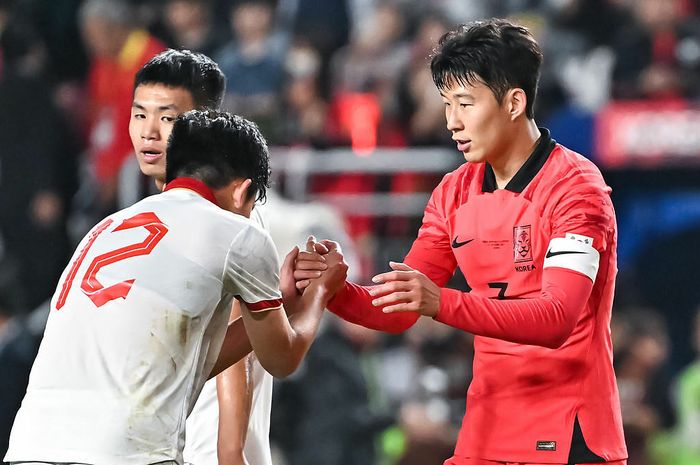 Pemain Timnas Korea Selatan, Son Heung-min, berjabat tangan dengan pemain Timnas Vietnam usai pertandingan.