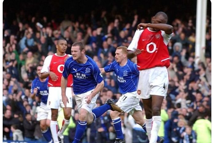 Wayne Rooney mencetak gol pertamanya di Liga Inggris yang menghentikan rekor tak terkalahkan Arsenal dalam sejarah hari ini pada 19 Oktober 2002. 